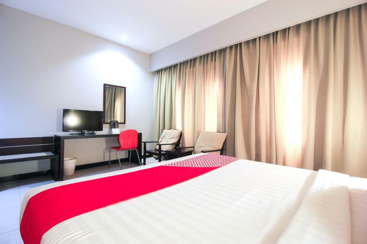 Aston Pekanbaru City Hotel Экстерьер фото